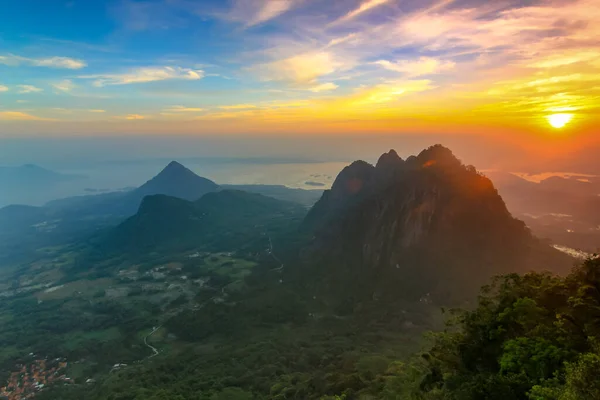 Dağın altın gündoğumu. Parang, Batı Java Endonezya. Sabahın güzel manzarası. 