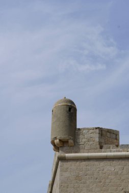 Dubrovnik duvarlarının tepesinde küçük bir kule