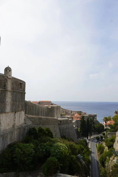 Dubrovnik 'in eski şehir duvarları ve kulelerden biri.