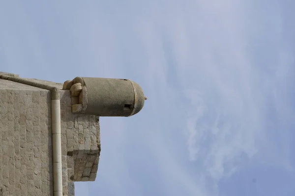 Dubrovnik duvarlarının tepesinde küçük bir kule