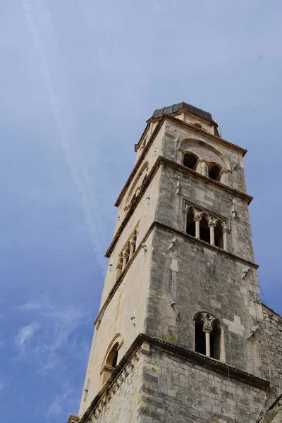 Dubrovnik 'teki eski çan kulesi, yüksek büyük çan kulesi