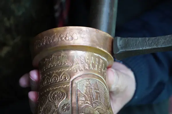 Cemve yapan bir adam, bakır bir nesne, eski bir zanaat yapan