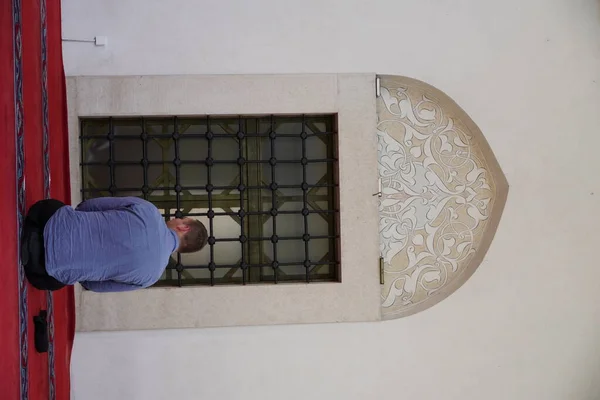İslami namaz, namaz kılan bir adam, caminin önünde dua eden bir adam.