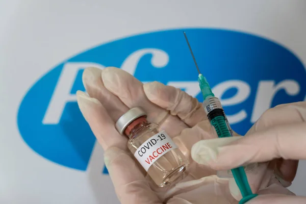 Covid-19 ya da Coronavirus aşısı doktorun ellerinde, aşı ampulleri, Pfizer 'ın yeni aşısı