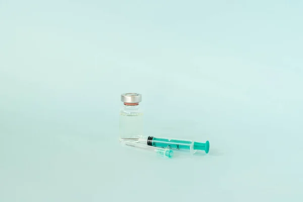 Coronavirus aşı şişesi Corona Virüs COVID-19, aşı ile yakın plan tıbbi şırınga 