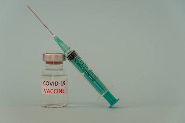 COVID-19 Coronavirus enjeksiyonu, küçük bir şişede aşı. 