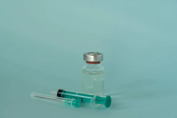 COVID-19 Coronavirus enjeksiyonu, ilan edilmeden küçük bir şişede aşı.