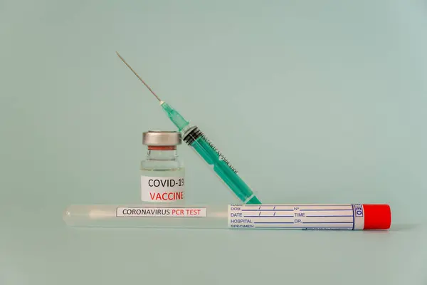 Coronavirus COVID-19 enjeksiyonu, küçük bir şişede PCR testi aşısı.