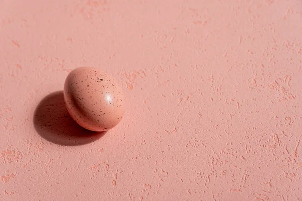 Pembe arka planda bir pembe Paskalya yumurtası
