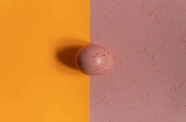 İki arka planda Paskalya yumurtası, pembe ve turuncu arka plan.