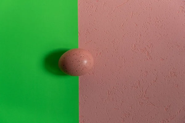 İki arka planda Paskalya yumurtası, pembe ve yeşil arka plan.