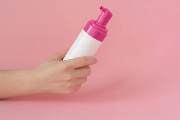 White Plastic Cosmetic Bottle Woman Hand Face Soap Foam Pink — Stock Photo, Image