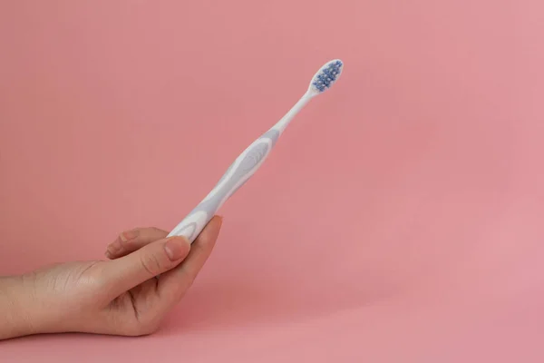 Escova Dentes Mão Uma Mulher Higiene Dental Fundo Rosa — Fotografia de Stock