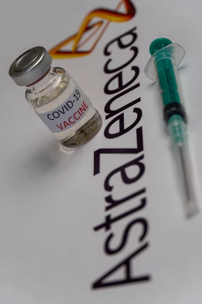AstraZeneca COVID-19 şırıngalı aşı, tıp, sağlık ve bilim konsepti