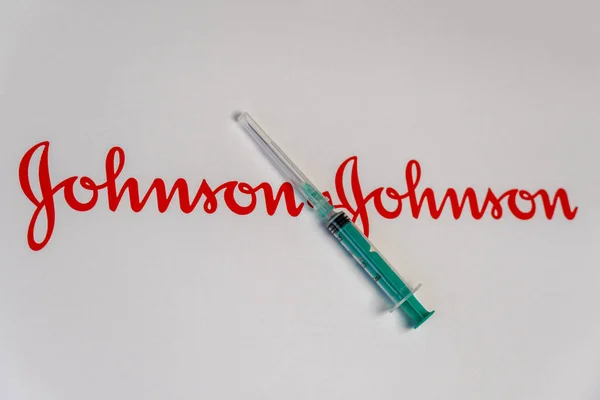 Şırıngalı Johnson ve Johnson logosu, tıp, sağlık ve bilim konsepti