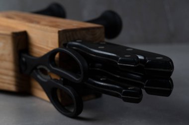 Seramik zemin üzerinde ahşap bir bıçak seti, yakın plan