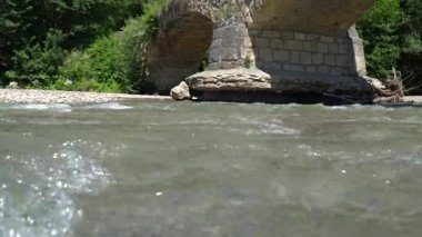 Nehrin üzerindeki antik taş köprü