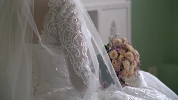 新娘拿着一束花 侧身站着 披着面纱 — 图库视频影像