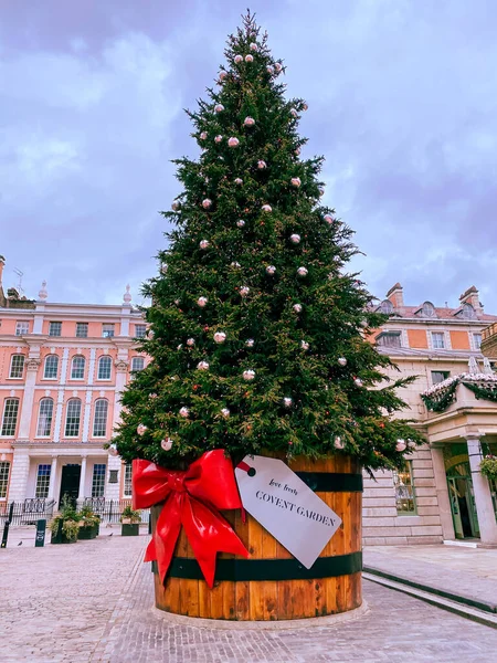 Grande Árvore Decorada Natal Livre Covent Garden Square Férias Inverno — Fotografia de Stock