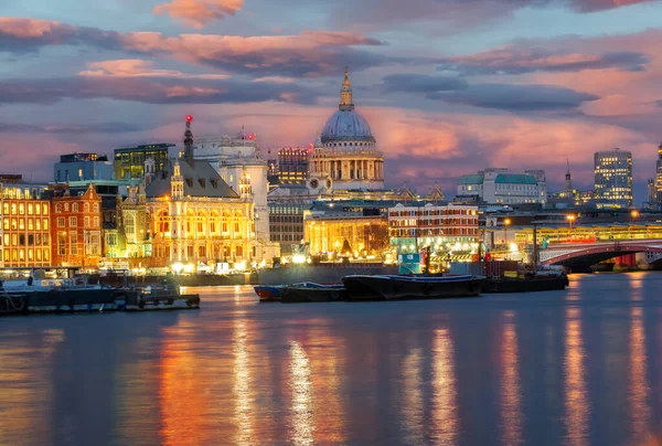 Cityscape London Dusk View Famous Saint Pauls Cathedral Boats River — стоковое фото