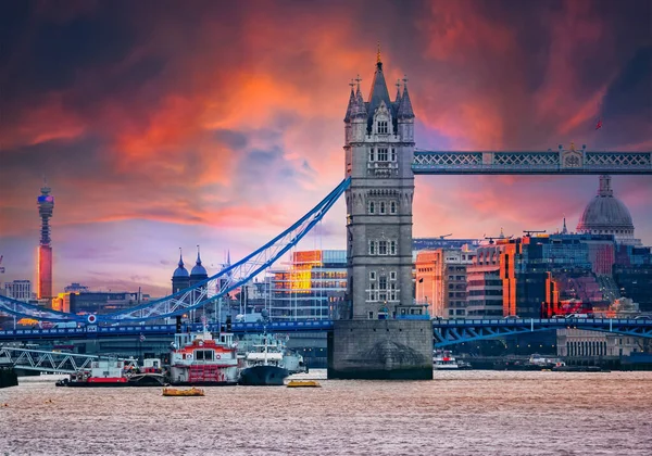 ロンドン塔橋の象徴的なランドマーク イギリスの日没の光の中でテムズ川を渡る歴史的建築 — ストック写真