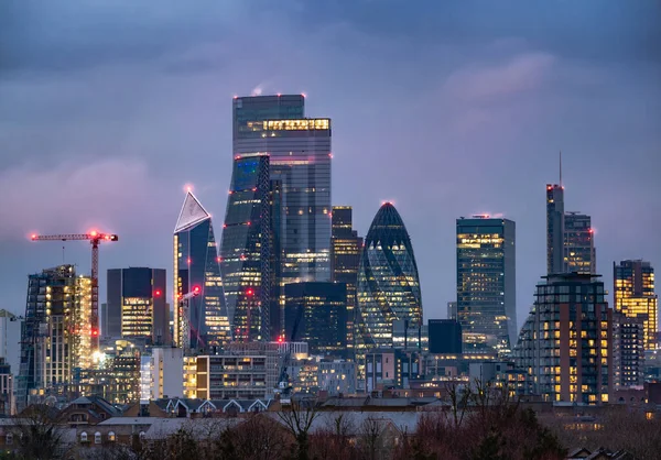 Widok Miasto Słynnych Finansowych Nowoczesnych Budynków Londynie Oświetlonych Zmierzchu — Zdjęcie stockowe