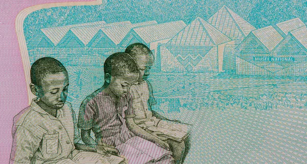 小学生 ルワンダ国立ブタレ美術館ルワンダ肖像画500フランス1998年紙幣 — ストック写真