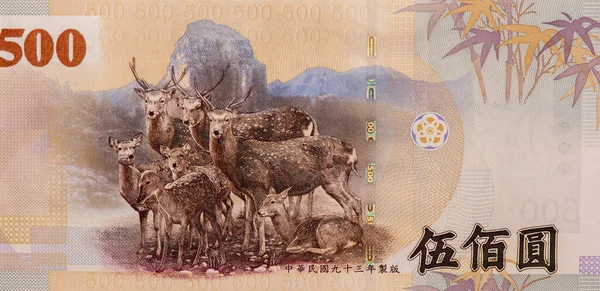 Sika sürüsü geyiği, Dabajian Dağı ile birlikte, Tayvan 'dan 500 Dolarlık portre 2001 Banknotları. 