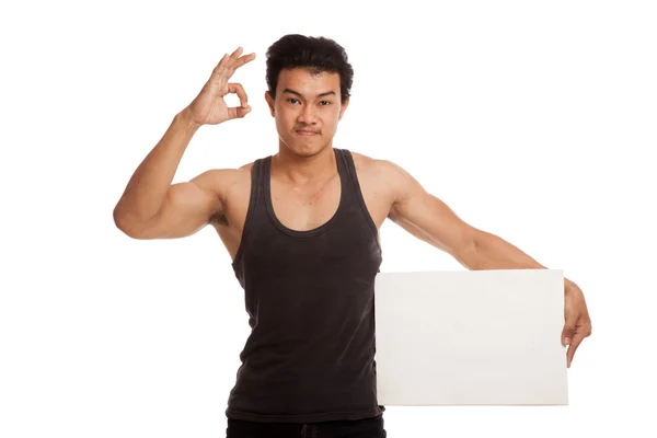 Muskulös asiatisch mann zeigen ok mit blank zeichen — Stockfoto