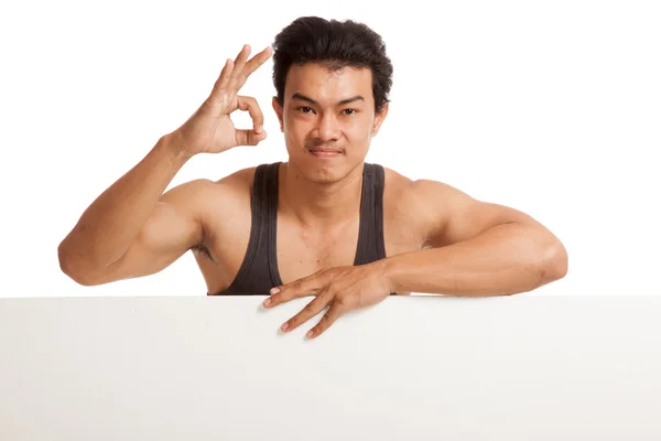 Muskularny mężczyzna Azji Pokaż Ok za pusty znak — Zdjęcie stockowe