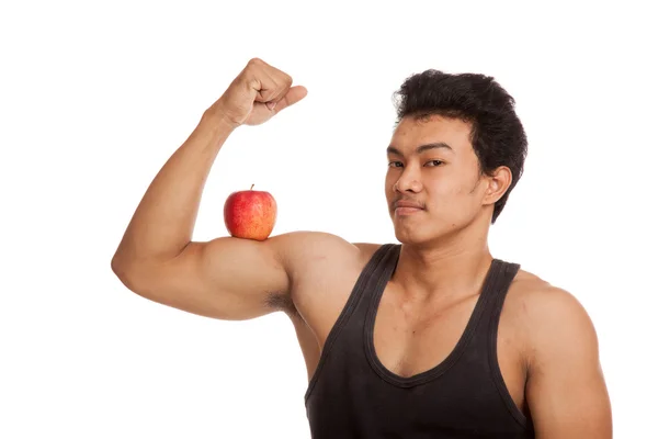 Muskulöser asiatischer Mann biegt Bizeps mit rotem Apfel — Stockfoto