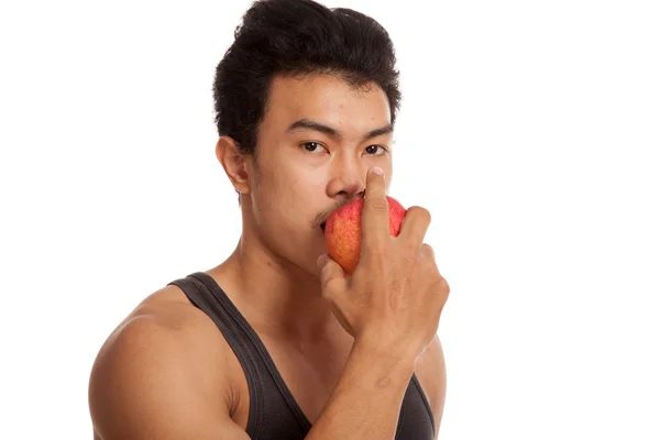 Muscular asiático hombre morder rojo manzana — Foto de Stock