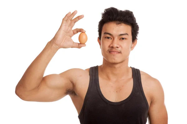 Muscular asiático hombre con huevo — Foto de Stock