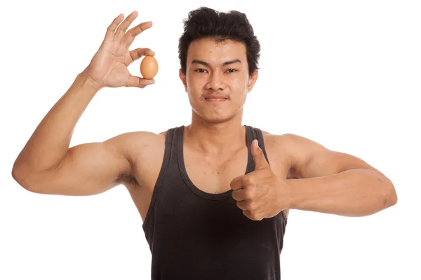 Muskularny mężczyzna Azji kciuki z jajkiem — Zdjęcie stockowe