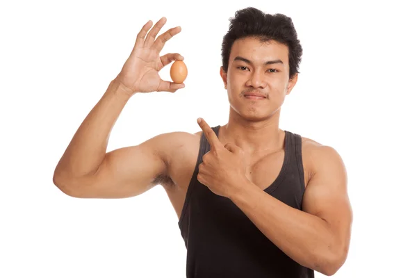 Muskularny mężczyzna Azji wskaż jajko — Zdjęcie stockowe