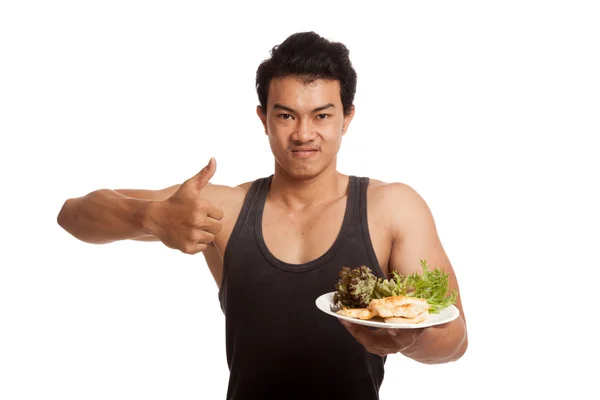 Мускулистый азиат поднимает пальцы вверх с чистой едой — стоковое фото