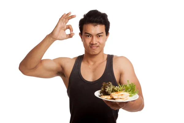 Musculoso asiático hombre show OK con limpio comida — Foto de Stock