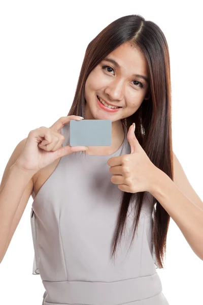 美しい若いアジア女性は、空白カードを保持します。 — ストック写真