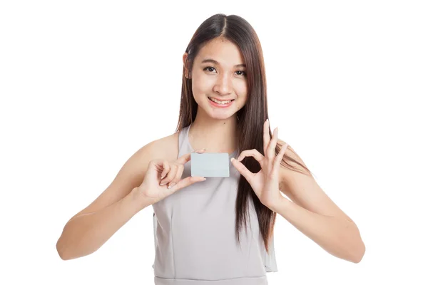 Vacker ung asiatisk kvinna håll ett tomt kort — Stockfoto