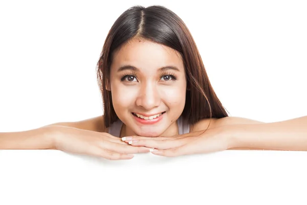 Beautiful young Asian woman behind a blank sign — Stock Photo, Image