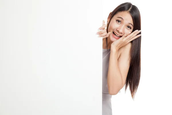 Emocionado joven mujer asiática detrás de signo en blanco — Foto de Stock