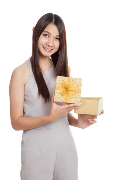 Beautiful young Asian woman with golden gift box — Stock Photo, Image