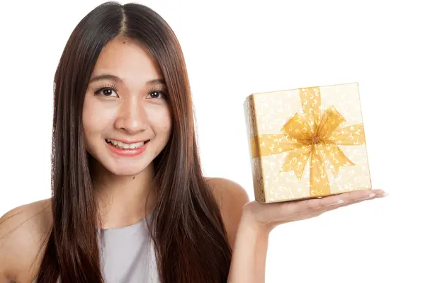 Krásná mladá asijská žena s zlatý dárkový box — Stock fotografie