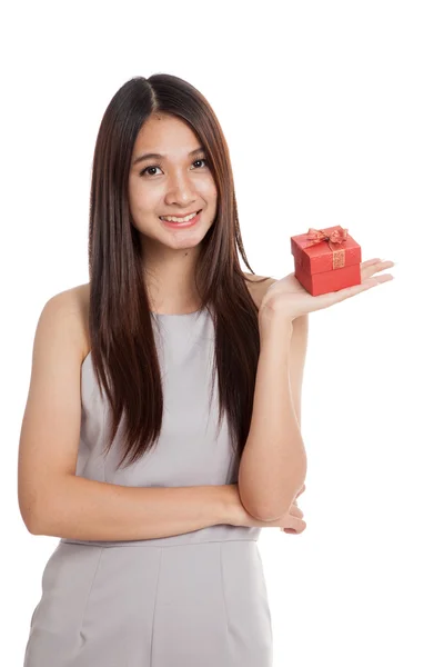 Schöne junge asiatische Frau mit roten Geschenkbox — Stockfoto