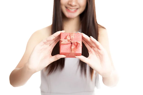 Nahaufnahme einer roten Geschenkbox in der Hand einer jungen asiatischen Frau — Stockfoto