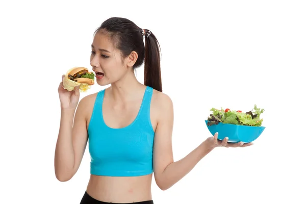 Gyönyörű ázsiai egészséges lány salátával, hamburger — Stock Fotó