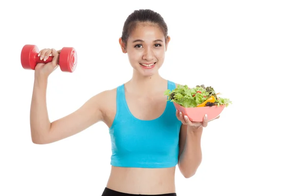 Hermosa chica sana asiática con mancuerna y ensalada — Foto de Stock