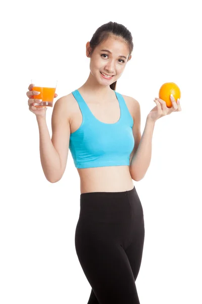 Gyönyörű ázsiai egészséges lány narancslé és narancssárga gyümölcs — Stock Fotó