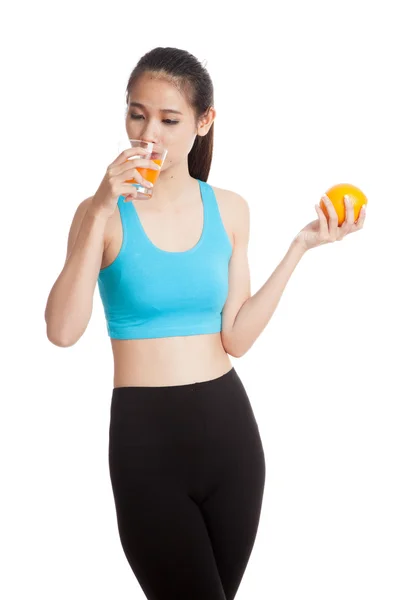 Красивая азиатская здоровая девушка с апельсиновым соком и фруктами — стоковое фото
