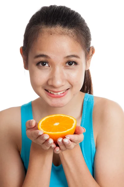 Hermosa chica sana asiática con fruta naranja — Foto de Stock
